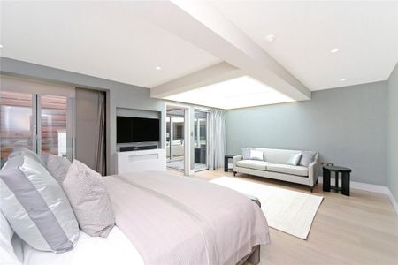 4 bedroom flat in London - Photo 2