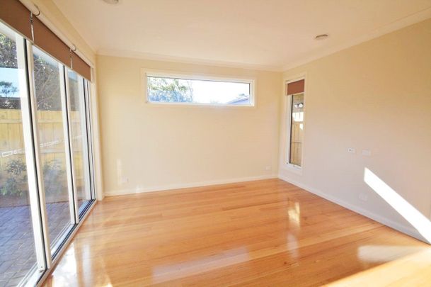 IMPRESSIVE TOWNHOUSE IN MOUNT WAVERLEY SCHOOL ZONE (STSA) - Photo 1