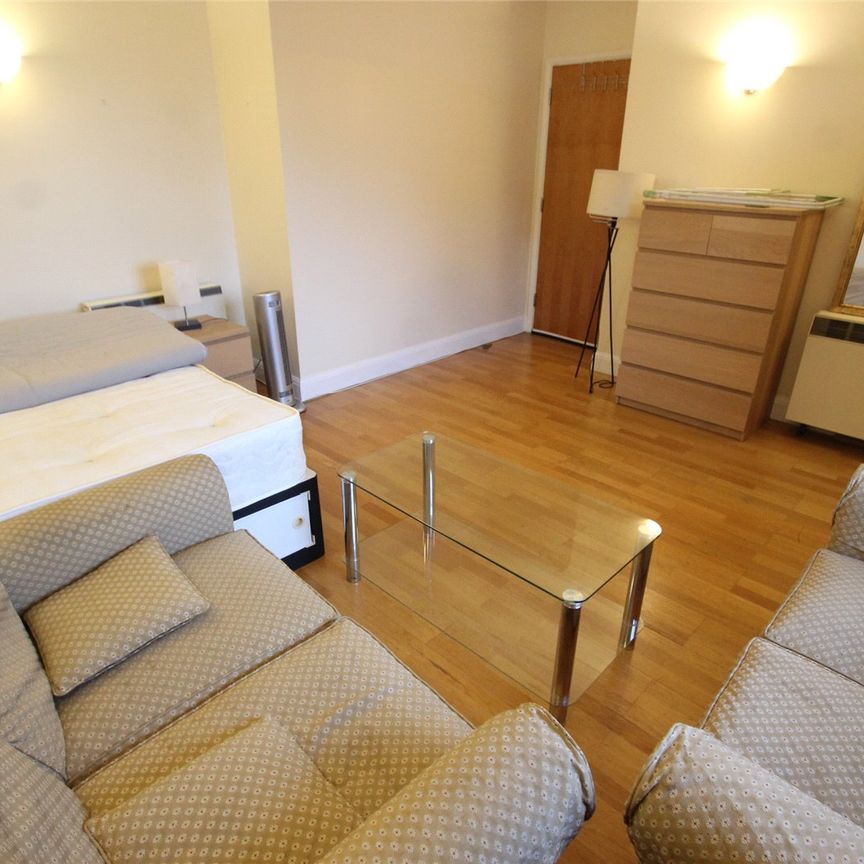 Large Double Room within a Three Bedroom Apartment - Photo 1