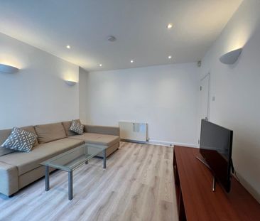 2 Bed Flat, Goldhawk Road, W12 - Photo 2