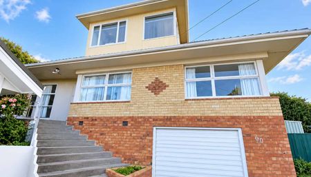 4 Bedroom Family Home with Garages, Decks and Fenced Yard - Photo 5