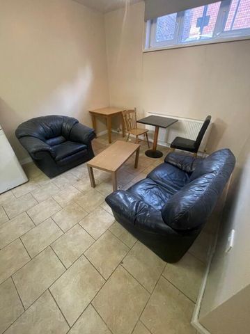 Apt 1 GREAT APARTMENT, 2c DUDLEY STREET, Queens Quarter, Belfast, BT7 1GW - Photo 2