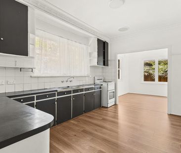 Spacious & Light-Filled Family Home in Leafy Keiraville Location - Photo 2