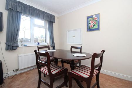 Edmonds Drive, Stevenage, Hertfordshire - Photo 2