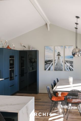 Architecture contemporaine, cette maison de 180 m2 organisée sur deux niveaux se tient sur un terrain de 960 m2 sur les hauteurs du Pyla, au calme. - Photo 2