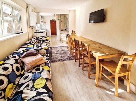 6 bedroom house to rent - Photo 1