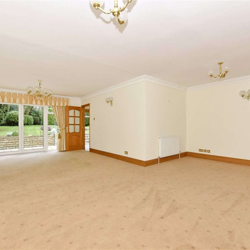 A spacious and well presented 3 bedroom detached bungalow in a popular cul-de-sac. - Photo 1