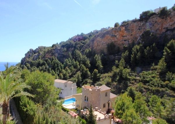Villa for rent in Cumbre del Sol with 5 bedrooms