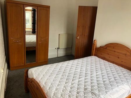 3 bedroom flat to rent - Photo 2