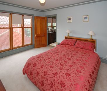 Stunning 4-Bedroom Property! - Photo 4