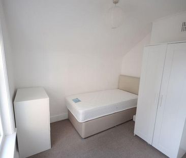 1 bedroom in a flat share to rent - Photo 5