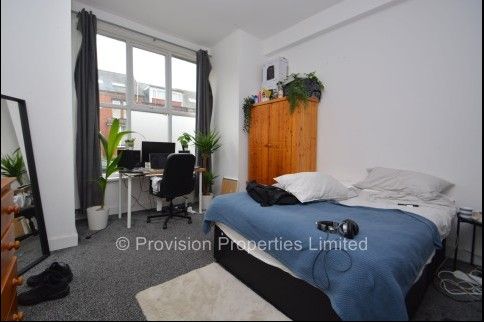 8 Bedroom Student House Brudenell Avenue - Photo 1