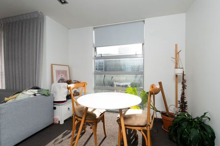 Sunny Furnished Apartment with 2 Carparks - Photo 5