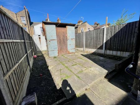 3 bedroom terraced house to rent - Photo 4