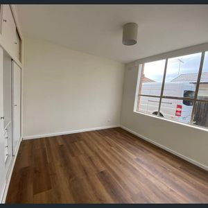 Perfect Location! - Photo 2