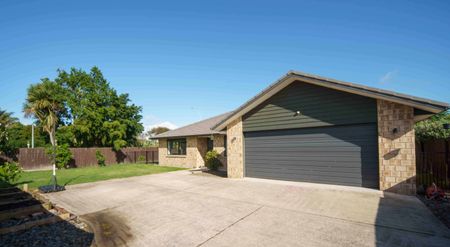 Spacious Family Living in Quiet Cul-de-Sac - Photo 2