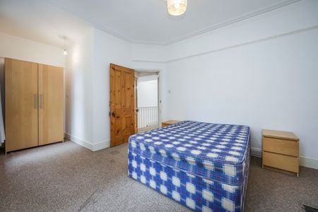 4 Bed Maisonette, Very Near Netherbury Road Area, W5 - Photo 2