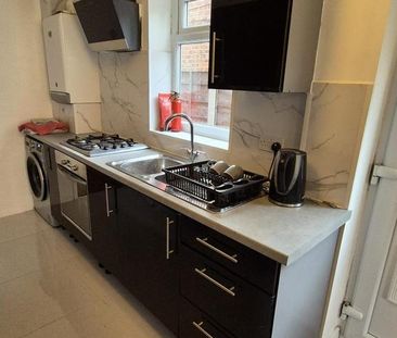 5 bedroom semi-detached house to rent - Photo 2