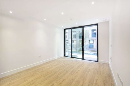 A beautifully appointed one bedroom apartment situated on the 1st floor of this exclusive Berkeley Homes development, located within Goodman's Fields, in the heart of the City. - Photo 2
