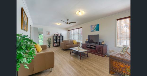 Furnished Family Home in Unbeatable Location! - Photo 1