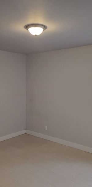 3 1/2 Moderne Situé Au Mont-Bellevue - Photo 1