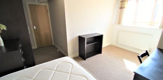 4 bedroom terraced house to rent - Photo 2