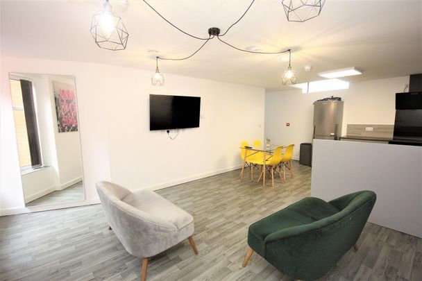 4 bedroom flat to rent - Photo 1