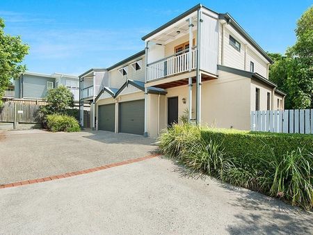 Large Townhouse Backs Onto Parkland - Photo 3