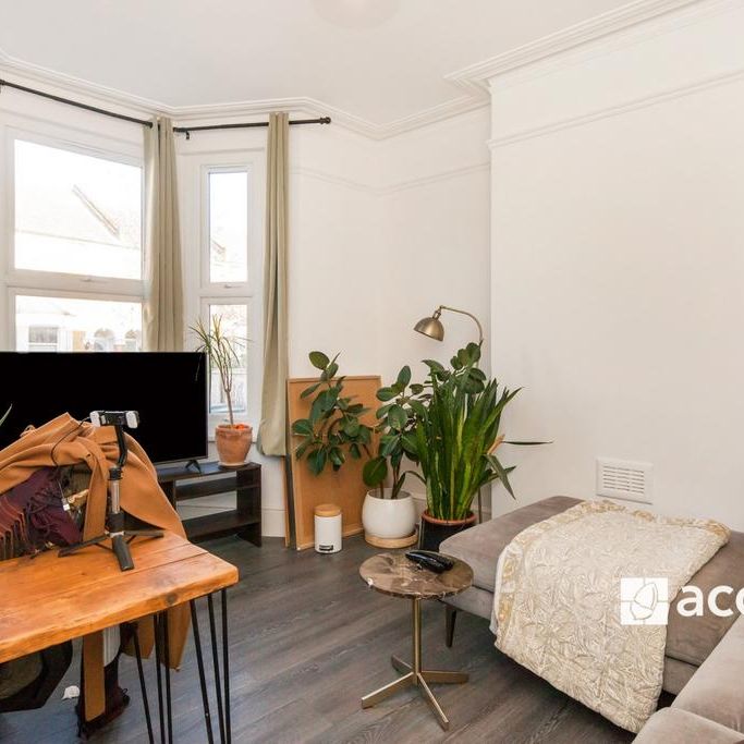 4 bedroom end of terrace house to rent - Photo 1