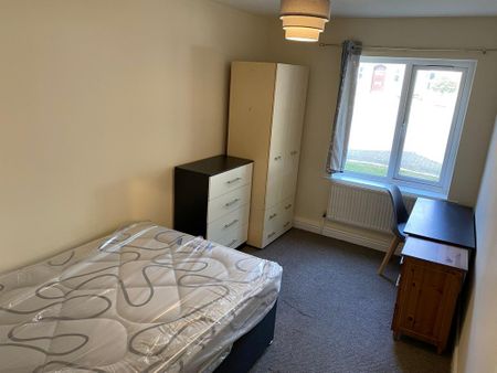 3 bedroom flat to rent - Photo 3