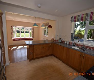 4 bedroom detached bungalow to rent - Photo 2