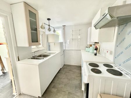 2 bedroom end of terrace house to rent - Photo 2