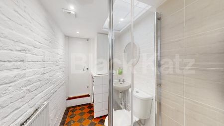 Exceptional Four-Bed Home with Refined Interiors & Outdoor Spaces - Photo 4