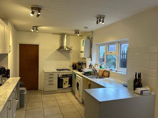 1 bedroom in a house share to rent - Photo 1