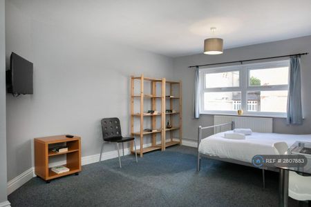 1 bedroom in a house share to rent - Photo 3