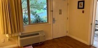 *** $2000/Month Bachelor Suite *** - Photo 2