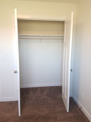 Modern, Pet Friendly 3 Bed Townhouse with Garage & Fenced Yard! - Photo 1