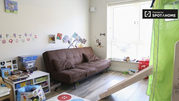 Bright room in 3-bedroom house in Donaghmede, Dublin - Photo 1