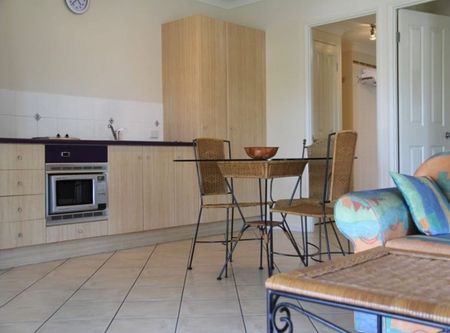 Fully-furnished beachside apartment - walk to The Strand and local cafes - Photo 2