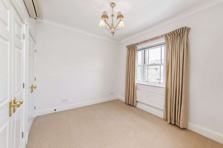 Fantastic five bedroom family home with garage in Barnes Waterside - Photo 4