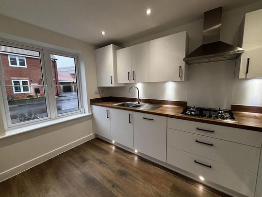 3 bedroom semi-detached house to rent - Photo 1