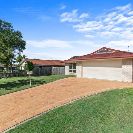 CENTRAL HERVEY BAY - SPACIOUS HOME - Photo 2