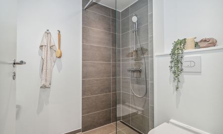 Rummeligt 3-etages rækkehus med to private terrasser og to toiletter - Foto 2