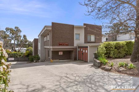 Bright and Modern Ground-Level Townhouse in Ainsworth Terrace - Photo 4