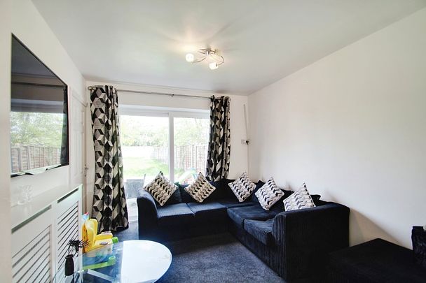 3 bed semi-detached house to rent in Pinewood Green, Iver Heath, SL0 - Photo 1