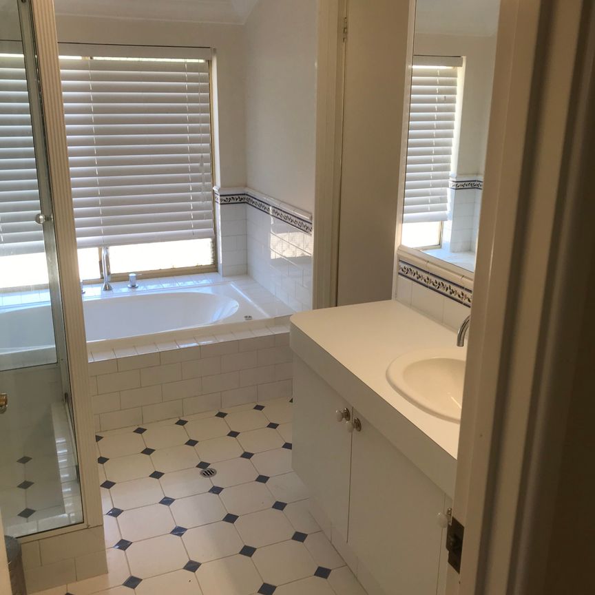 Kensington - Photo 1