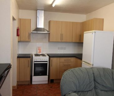 4 bedroom semi-detached house to rent - Photo 2