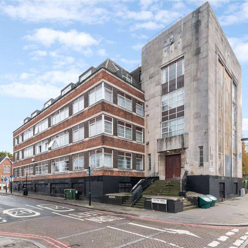 Ideal two bedroom flat set within this iconic converted gold and silversmith 1930s building. - Photo 1