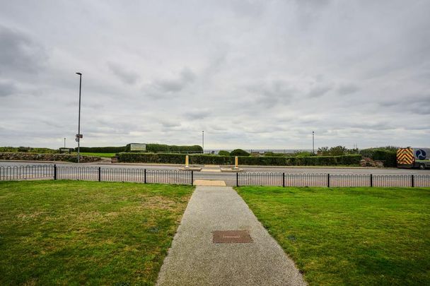 2 bedroom ground floor flat to rent - Photo 1
