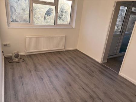 3 Bedroom Flat To Let - Photo 3